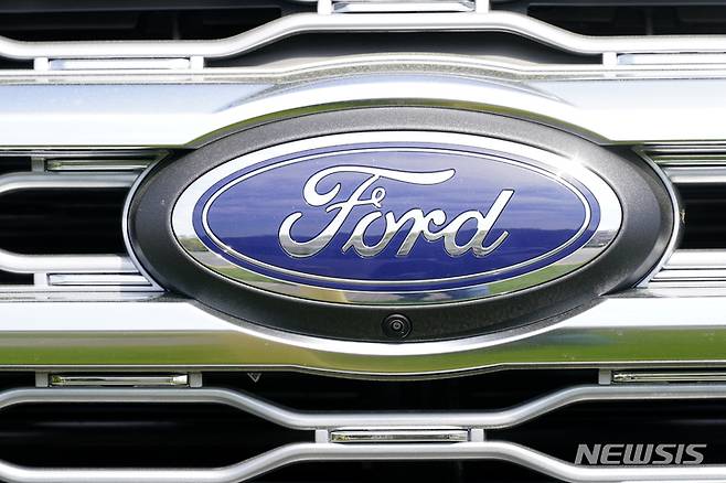 한 자동차 앞에 붙어 있는 포드 로고.