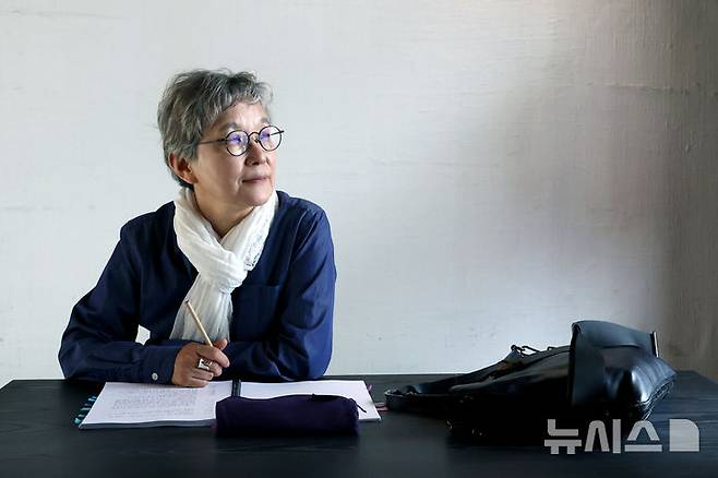 박정희 국립극단 단장 겸 예술감독[서울=뉴시스] 박진희 기자 = 박정희 국립극단 단장 겸 예술감독이 지난 17일 서울 종로구 한 카페에서 인터뷰 하고 있다. 2025.04.19. pak7130@newsis.com