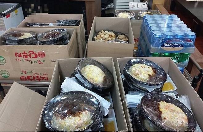 [서울=뉴시스] 군부대를 사칭해 단체 포장 주문을 한 뒤 잠적하는 사기 행각이 성행하고 있다.(사진=아프니까 사장이다 갈무리) *재판매 및 DB 금지