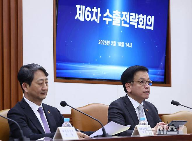 [서울=뉴시스] 조수정 기자 = 최상목 대통령 권한대행 부총리 겸 기획재정부 장관이 18일 정부서울청사에서 열린 수출전략회의를 주재하고 있다. 왼쪽은 안덕근 산업통상자원부 장관. 2025.02.18. chocrystal@newsis.com