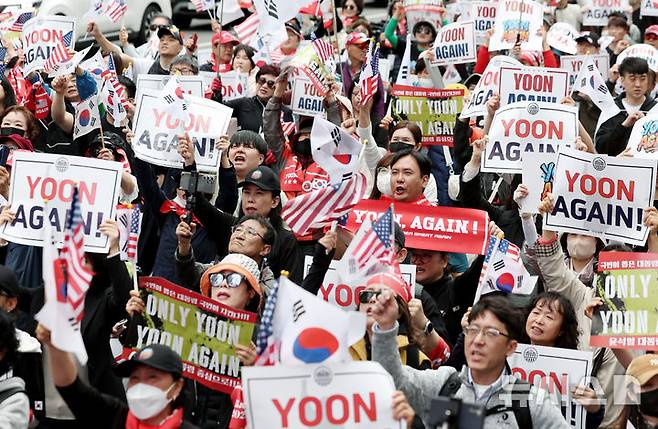 [서울=뉴시스] 김진아 기자 = 19일 서울 서초구 교대역 인근에서 윤석열 대통령의 복귀를 요구하는 2030의 '윤어게인(YOON AGAIN)' 집회가 열리고 있다. 2025.04.19. bluesoda@newsis.com