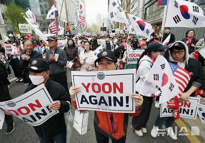 [서울=뉴시스] 김진아 기자 = 19일 서울 서초구 교대역 인근에서 윤석열 대통령의 복귀를 요구하는 2030의 '윤어게인(YOON AGAIN)' 집회가 열리고 있다. 2025.04.19. bluesoda@newsis.com
