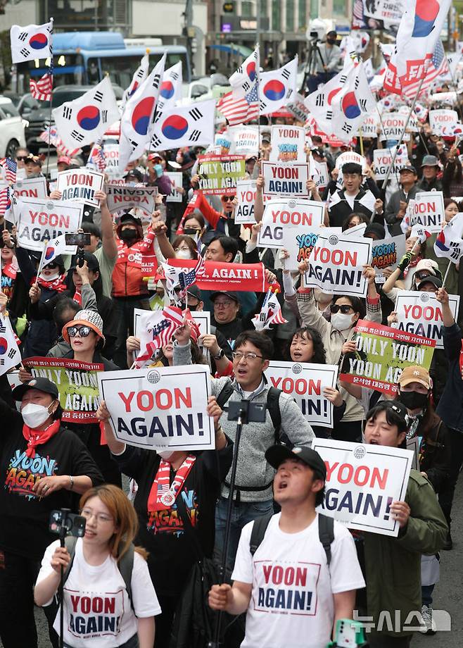 [서울=뉴시스] 김진아 기자 = 19일 서울 서초구 교대역 인근에서 윤석열 대통령의 복귀를 요구하는 2030의 '윤어게인(YOON AGAIN)' 집회가 열리고 있다. 2025.04.19. bluesoda@newsis.com