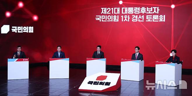 [서울=뉴시스] 추상철 기자 = 유정복(왼쪽 두번째부터), 안철수, 김문수, 양향자 제21대 대통령 선거 국민의힘 경선 후보가 19일 오후 서울 강서구 ASSA아트홀에서 열린 '제21대 대통령 선거 국민의힘 1차 경선 A조 토론회'에서 토론을 하고 있다. 2025.04.19. scchoo@newsis.com