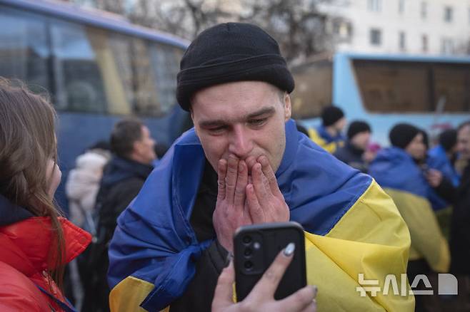 [체르느히우=AP/뉴시스] 19일(현지 시간) 러시아와 우크라이나 간 포로 교환을 마치고 체르느히우로 귀환한 우크라이나 군인이 가족과 영상 통화를 하면서 눈물을 흘리고 있다. 러시아와 우크라이나는 이날 전쟁포로 175명씩을 맞교환했다. 2025.03.20