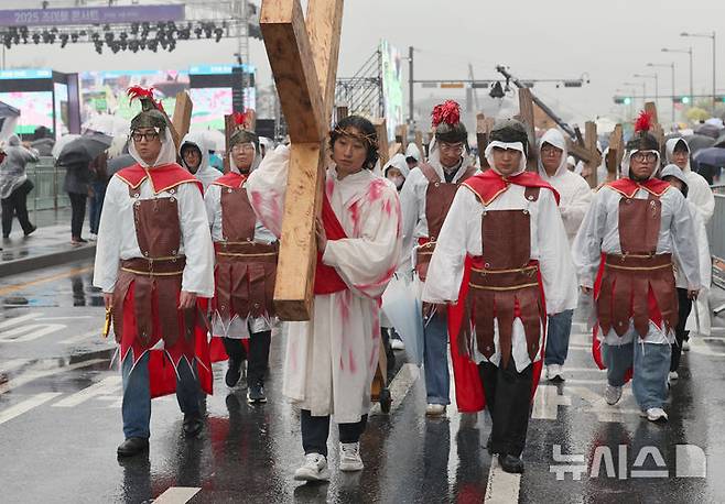 [서울=뉴시스] 김금보 기자 = 19일 서울 종로구 광화문광장에서 열린 '2025 부활절 퍼레이드'에서 참가자들이 행진을 하고 있다. 2025.04.19. kgb@newsis.com