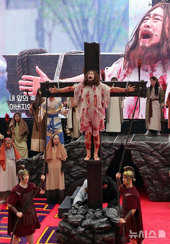 [서울=뉴시스] 김금보 기자 = 19일 서울 종로구 광화문광장에서 열린 '2025 부활절 퍼레이드'에서 참가자들이 뮤지컬을 하고 있다. 2025.04.19. kgb@newsis.com