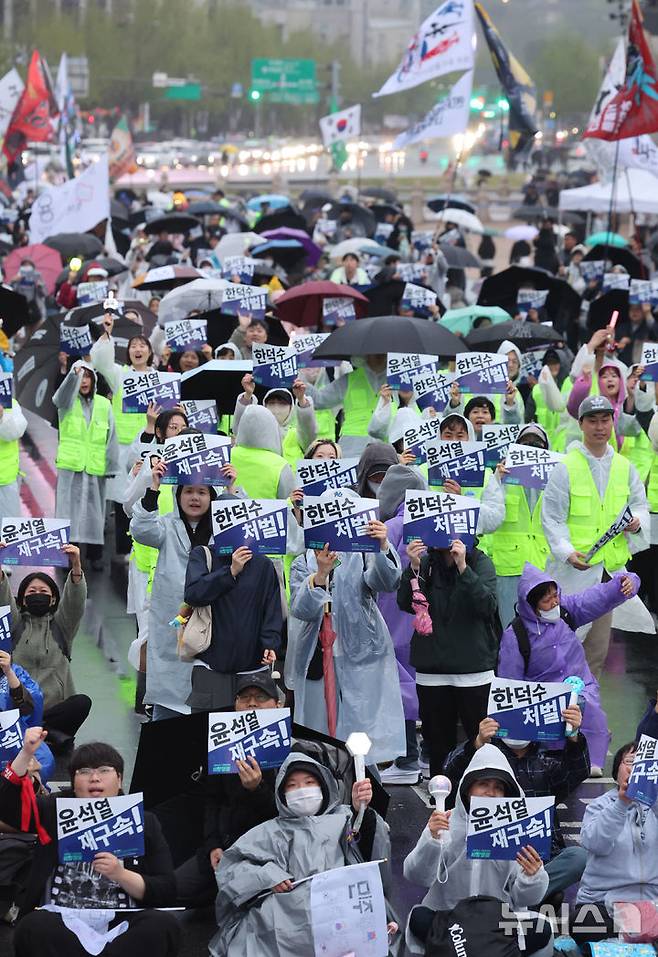 [서울=뉴시스] 김금보 기자 = 내란종식·사회대개혁 비상행동 회원들이 19일 서울 종로구 광화문 동십자각앞에서 '내란종식, 사대회대개혁을 위한 시민행진' 집회를 하고 있다. 2025.04.19. kgb@newsis.com