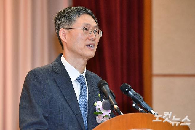문형배 헌법재판소장 권한대행이 18일 오전 서울 종로구 헌법재판소 대강당에서 열린 문형배·이미선 헌법재판관 퇴임식에서 퇴임사를 하고 있다. 류영주 기자
