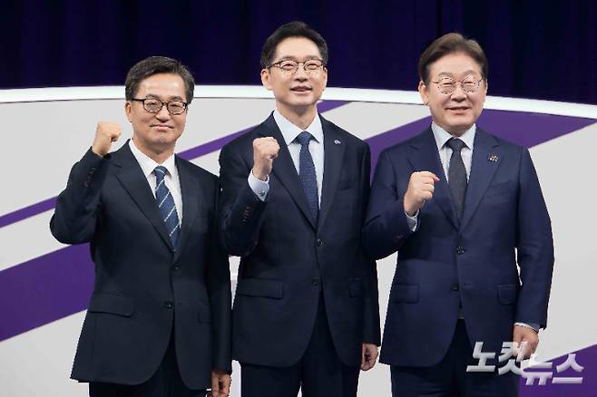 18일 저녁 상암MBC 스튜디오에서 열린 더불어민주당 대선경선후보자 첫 TV토론에 참석한 이재명, 김경수, 김동연 후보자 가 화이팅을 외치고 있다. 박종민 기자