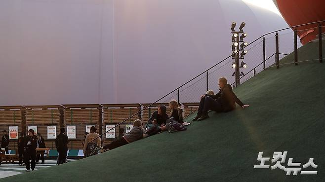 마치 소풍 온 듯 오사카 박람회장을 즐기고 있는 외국인들. 국재일 아나운서