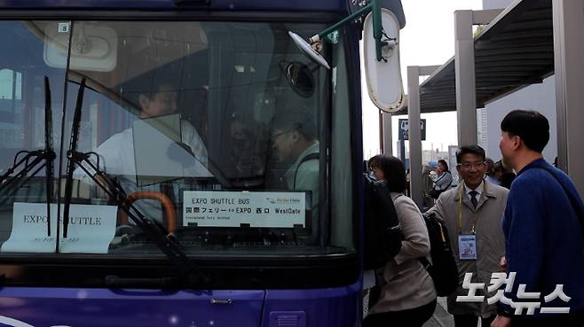 오사카항에 도착해 여객선 전용 셔틀버스를 이용할 경우 15분만에 오사카 박람회장에 도착할 수 있다. 오사카 박람회장으로 가는 여객선 이용자들. 국재일 아나운서