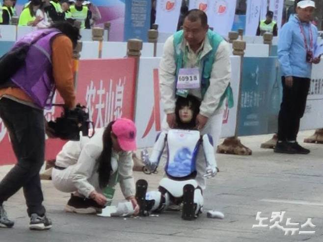 세계 최초 로봇 하프마라톤 대회에 참가한 한 로봇이 넘어져 파손됐다. 임진수 베이징 특파원