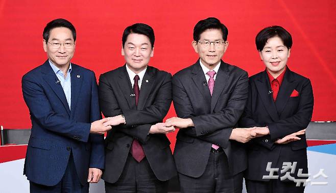19일 서울 강서구 ASSA 아트홀에서 열린 국민의힘 대선 경선 후보 조별 토론회에서 유정복(왼쪽부터), 안철수, 김문수, 양향자 후보가 기념 촬영을 하고 있다. 박종민 기자