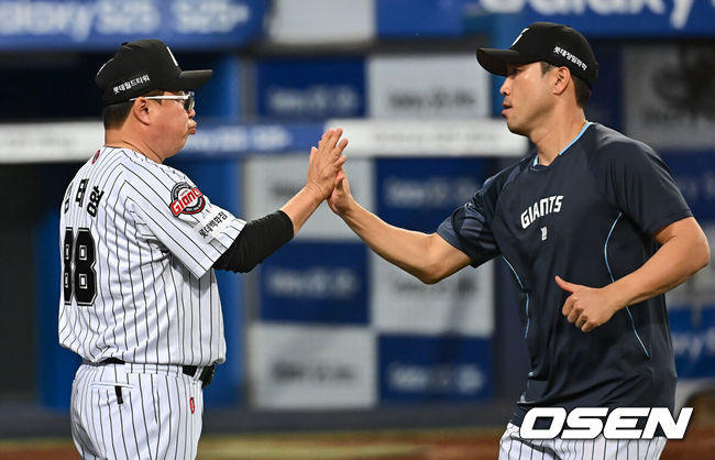 [OSEN=대구, 이석우 기자] 18일 대구삼성라이온즈파크에서 2025 신한 SOL 뱅크 KBO 리그 삼성 라이온즈와 롯데 자이언츠의 경기가 열렸다. 홈팀 삼성은 이승현이, 방문팀 롯데는 데이비슨이 선발 출전했다. 롯데 자이언츠 김태형 감독이 삼성 라이온즈에 8-1 승리후 4연승 기쁨을 나누고 있다. 2025.04.18 / foto0307@osen.co.kr