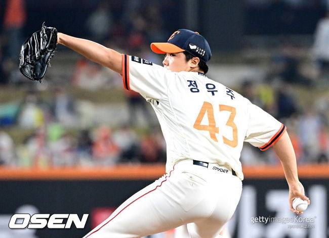 [OSEN=대전, 최규한 기자] 18일 오후 대전 한화생명 볼파크에서 ‘2025 신한 SOL Bank KBO리그’ 한화 이글스와 NC 다이노스의 경기가 열렸다.홈팀 한화는 엄상백, 방문팀 NC는 로건 앨런을 선발로 내세웠다.6회초 1사 1루 상황 마운드에 오른 한화 정우주가 힘차게 공을 뿌리고 있다. 2025.04.18 / dreamer@osen.co.kr