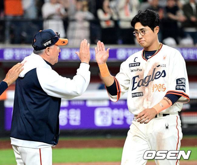 [OSEN=대전, 최규한 기자] 프로야구 한화 이글스가 5경기 연속 선발승으로 5연승을 질주했다. 홈런 2개 포함 장단 14안타 12득점으로 타선도 폭발했다.&nbsp;한화는 18일 대전 한화생명볼파크에서 열린 2025 신한 SOL Bank KBO리그 NC 다이노스와의 홈경기를 12-4로 승리했다.&nbsp;선발투수 엄상백이 5이닝 4실점으로 이적 첫 승을 신고했고, 타선이 1회부터 5득점 빅이닝을 몰아치며 NC 1선발 로건 앨런을 무너뜨렸다. 채은성이 7회말 시즌 2호 쐐기 투런 홈런 포함 4타수 4안타 5타점, 이도윤이 5타수 3안타 4타점으로 맹타를 휘둘렀다.&nbsp;경기를 마치고 승리한 한화 김경문 감독과 채은성이 인사를 나누고 있다. 2025.04.18 / dreamer@osen.co.kr