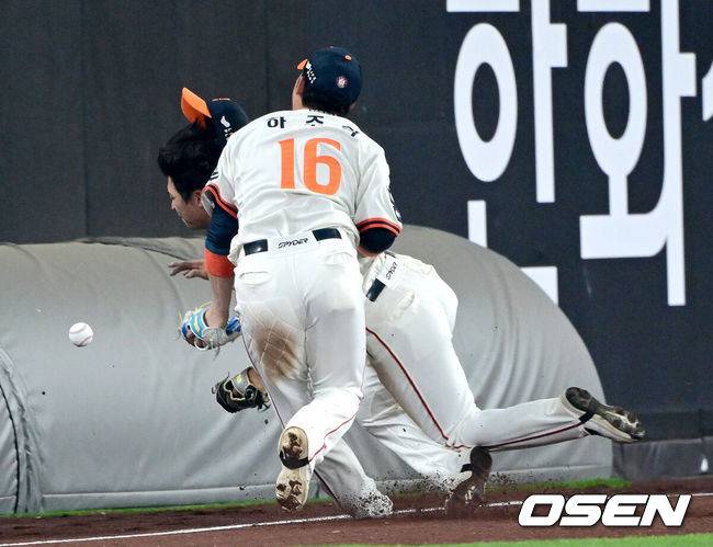 [OSEN=대전, 최규한 기자] 18일 오후 대전 한화생명 볼파크에서 ‘2025 신한 SOL Bank KBO리그’ 한화 이글스와 NC 다이노스의 경기가 열렸다.홈팀 한화는 엄상백, 방문팀 NC는 로건 앨런을 선발로 내세웠다.7회초 2사 주자없는 상황 NC 손아섭의 2루타 때 타구를 쫓던 한화 유격수 하주석과 좌익수 최인호가 충돌하고 있다. 2025.04.18 / dreamer@osen.co.kr