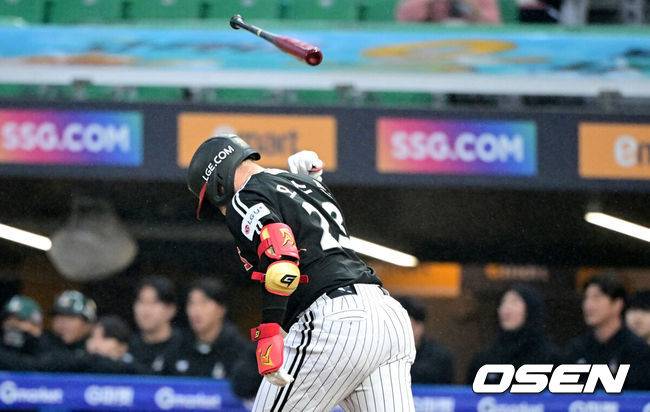 [OSEN=인천, 최규한 기자] 19일 오후 인천 SSG랜더스필드에서 ‘2025 신한 SOL Bank KBO리그’ SSG 랜더스와 LG 트윈스의 경기가 열렸다.이날 홈팀 SSG은 송영진, 방문팀 LG는 손주영을 선발로 내세웠다.4회초 2사 1, 2루 상황 LG 오스틴이 달아나는 좌월 스리런포를 날리고 배트를 던지고 있다. 2025.04.19 / dreamer@osen.co.kr