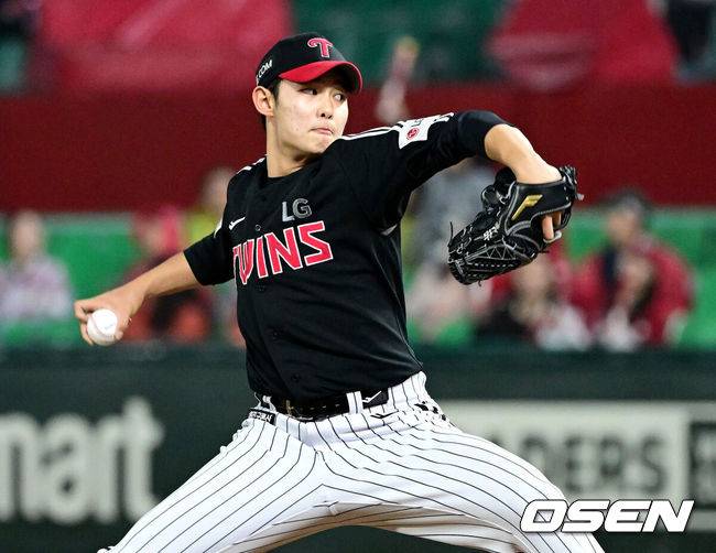[OSEN=인천, 최규한 기자] 19일 오후 인천 SSG랜더스필드에서 ‘2025 신한 SOL Bank KBO리그’ SSG 랜더스와 LG 트윈스의 경기가 열렸다.이날 홈팀 SSG은 송영진, 방문팀 LG는 손주영을 선발로 내세웠다.7회말 2사 1, 3루 상황 LG 투수 김영우가 마운드에 올라 힘차게 공을 뿌리고 있다. 2025.04.19 / dreamer@osen.co.kr