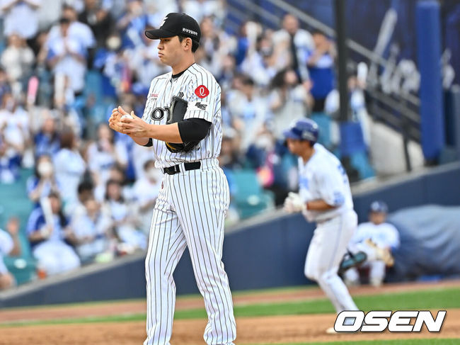 [OSEN=대구, 이석우 기자] 19일 대구삼성라이온즈파크에서 2025 신한 SOL 뱅크 KBO 리그 삼성 라이온즈와 롯데 자이언츠의 경기가 열렸다. 홈팀 삼성은 김대호가, 방문팀 롯데는 김진욱이 선발 출전했다. 롯데 자이언츠 김진욱이 2회말 삼성 라이온즈 김영웅에게 우월 솔로 홈런을 맞고 아쉬워하고 있다. 2025.04.19 / foto0307@osen.co.kr