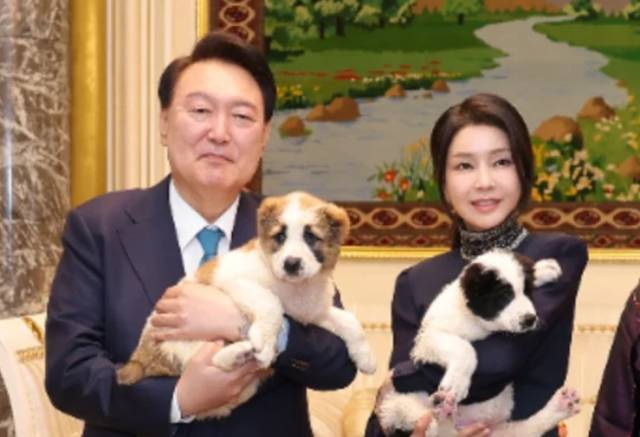 ▲윤석열 전 대통령과 김건희 전 코바나 대표가 투르크메니스탄 정상으로부터 받은 선물인 국견 두 마리를 안고 있다. ⓒ대통령실