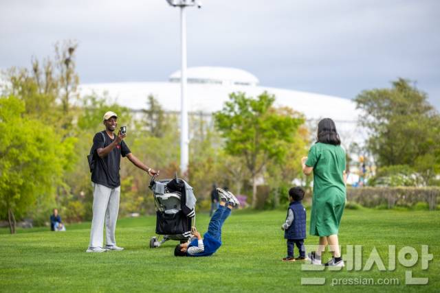 ▲순천만정원에서 즐거운 시간을 보내는 관람객ⓒ순천시
