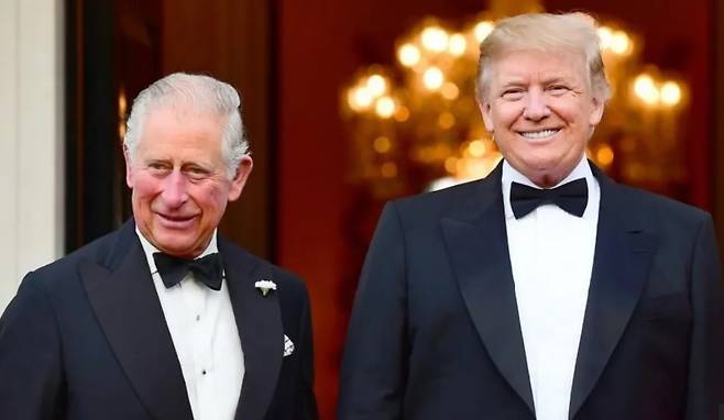 2019년 영국을 방문한 도널드 트럼프 미국 대통령(오른쪽)이 런던 주재 미국 대사관에서 당시 왕세자 신분이던 찰스 3세 영국 국왕과 만나고 있다. BBC 화면 캡처