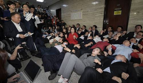 2019년 4월26일&nbsp;나경원 원내대표(첫째&nbsp;줄 오른쪽 두&nbsp;번째)를 비롯한 자유한국당 의원들이 사법개혁특위를 열기로 한 국회 회의실 앞에 드러누워 이상민 위원장 등 참석자들의 진입을 막고 있다. 세계일보 자료사진