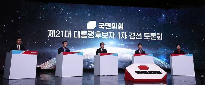 19일 서울 강서구 ASSA 아트홀에서 열린 제21대 대통령후보자 국민의힘 1차 경선 토론회에서 유정복(왼쪽부터), 안철수, 김문수, 양향자 후보가 토론을 준비하고 있다.&nbsp; &nbsp;뉴스1