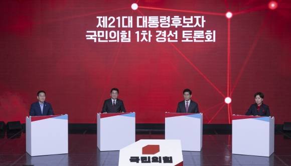 국민의힘 제21대 대선 후보자 1차 경선 토론회 - 19일 서울 강서구 ASSA아트홀에서 열린 국민의힘 제21대 대통령 후보자 1차 경선 토론회에서 A조 후보들이 토론을 하고 있다. 왼쪽부터 유정복, 안철수, 김문수, 양향자 후보.  연합뉴스