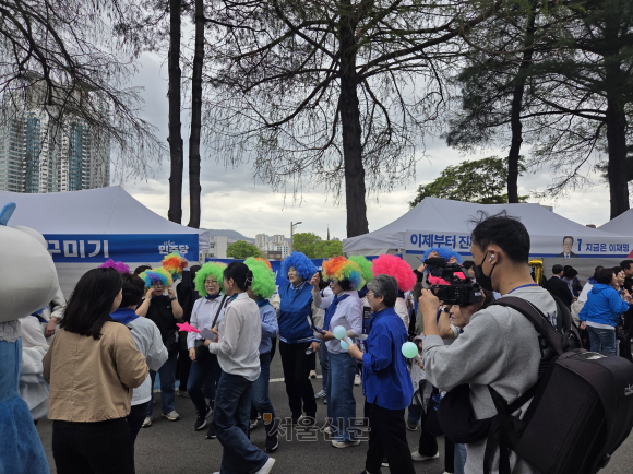 형광색 가발을 쓴 지지자들이 노래를 부르며 응원 퍼포먼스를 하고 있다. 청주 김주환 기자