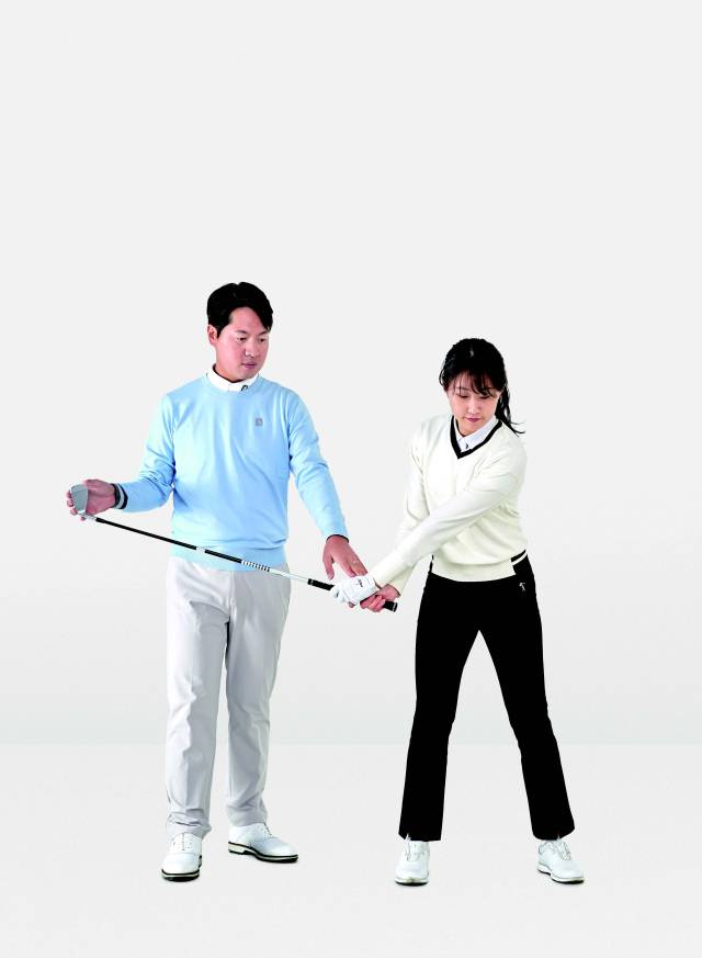 퍼팅의 역그립을 활용하면 백스윙의 출발 궤도를 쉽게 찾을 수 있다.