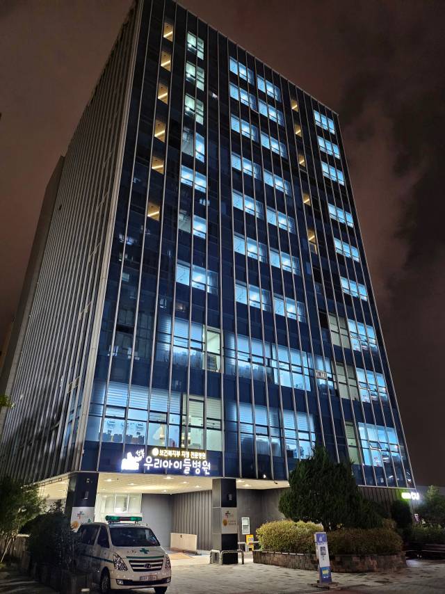 13일 자정에 가까운 시간, 24시간 진료하는 성북우리아이들병원의 입구에 환한 조명이 켜져있다. 사진 제공=우리아이들의료재단
