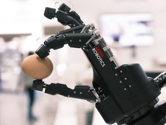 에이딘로보틱스의 초소형 6축 힘토크 센서가 장착된 인간형 로봇핸드. 사진 제공=에이딘로보틱스