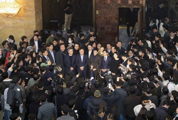 윤석열 전 대통령이 비상계엄령을 선포한 다음날인 지난해 12월 4일 새벽 국회 로텐더홀에서 한동훈 전 국민의힘 대표가 입장을 발표하고 있다. 동아DB