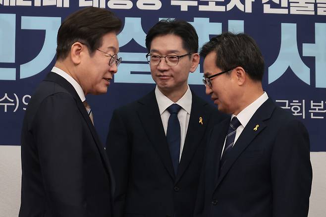 더불어민주당 대선 경선에 나선 이재명(왼쪽부터)·김경수·김동연 후보가 16일 국회에서 열린 공명선거 실천 협약식을 마치고 인사를 나누고 있다. ⓒ시사저널 박은숙
