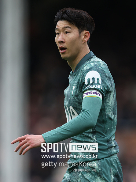 ▲ 영국 매체 ‘데일리 스타’는 19일(한국시간) “북한의 조선중앙TV(KCTV)는 올해 1월부터 프리미어리그 경기를 방영하고 있다. 물론, 엄청난 검열을 거친 상태다. 미국의 북한 전문 매체 '38노스'에 따르면, 북한의 2,600만 인구는 저작권을 무시한 방식으로 축구 경기를 접하고 있으며, 그 방식은 매우 특이하다”라고 알렸다