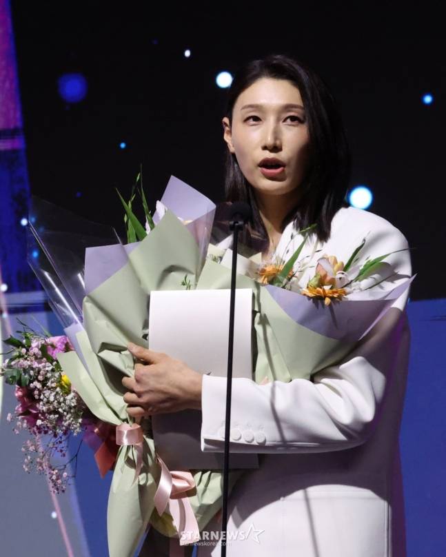 V-리그 시상식에서 정규리그 MVP를 수상하는 김연경. /사진=김진경 대기자