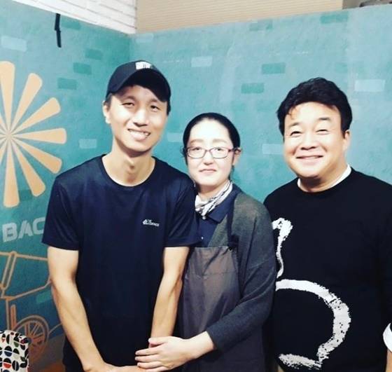 연돈 사장 부부와 백종원/사진=SBS