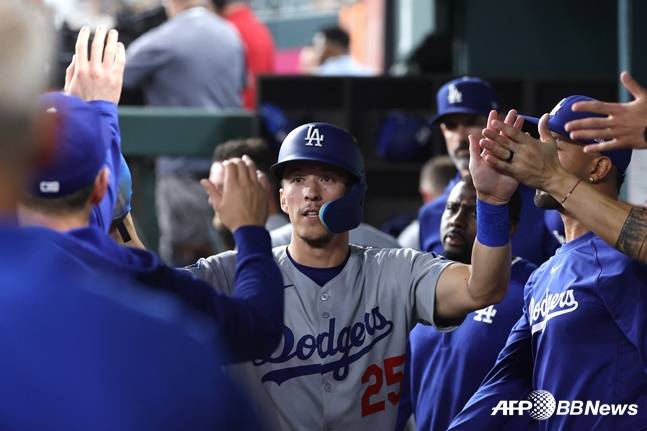 1회 홈런을 날린 에드먼(가운데)이 더그아웃에서 동료들의 축하를 받고 있다. /AFPBBNews=뉴스1