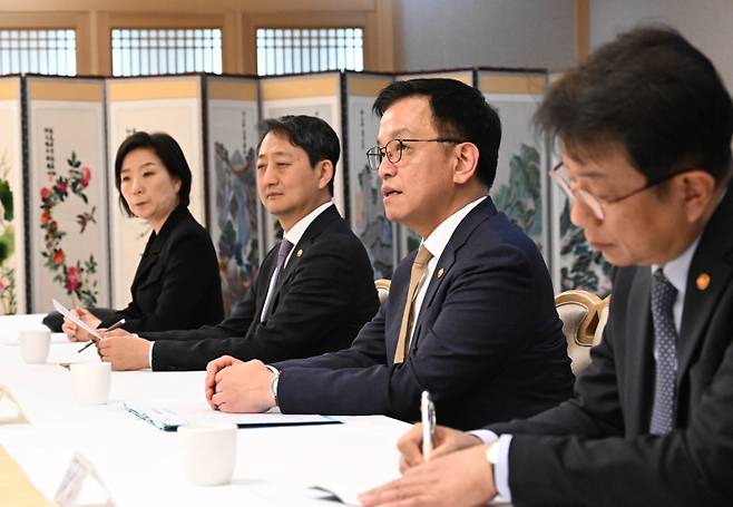 경제정책 컨트롤타워인 최상목 경제부총리 겸 기획재정부 장관과 통상정책을 담당하는 안덕근 산업통상부 장관이 4월 넷째주 미국을 방문한다. [사진 | 뉴시스]