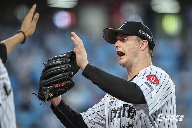 롯데 자이언츠 터커 데이비슨이 18일 대구에서 열린 삼성 라이온즈와의 경기에 선발 등판해 무실점으로 이닝을 마친 뒤 동료들에게 환영 받고 있다. 롯데 자이언츠