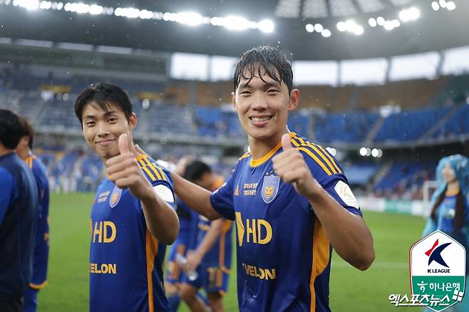 이명재가 19일(한국시간) 영국 버밍엄에 있는 세인트 앤드루스 경기장에서 열린 크롤리 타운과의 2024-2025시즌 리그원(3부) 43라운드 홈 경기에 교체 출전해 영국 무대 데뷔전을 치렀다. 한국프로축구연맹