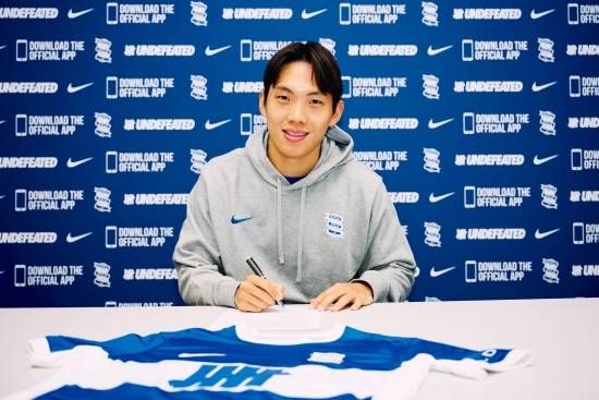 이명재가 19일(한국시간) 영국 버밍엄에 있는 세인트 앤드루스 경기장에서 열린 크롤리 타운과의 2024-2025시즌 리그원(3부) 43라운드 홈 경기에 교체 출전해 영국 무대 데뷔전을 치렀다. 버밍엄