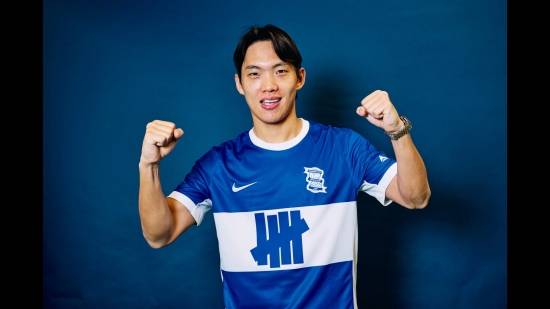 이명재가 19일(한국시간) 영국 버밍엄에 있는 세인트 앤드루스 경기장에서 열린 크롤리 타운과의 2024-2025시즌 리그원(3부) 43라운드 홈 경기에 교체 출전해 영국 무대 데뷔전을 치렀다. 버밍엄