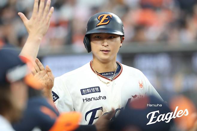 한화 외야수 최인호는 19일 대전한화생명볼파크에서 열린 '2025 신한 SOL Bank KBO 리그' NC와 정규시즌 두 번째 맞대결에서 선발 제외됐다. 지난 경기 수비 도중 팀 동료 하주석과 충돌해 왼쪽 허벅지를 다쳤고, 이날 경기에서 결장했다. 한화 이글스