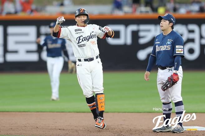 한화 외야수 김태연(왼쪽)은 19일 대전한화생명볼파크에서 열린 '2025 신한 SOL Bank KBO 리그' NC와 정규시즌 두 번째 맞대결에서 1번타자 좌익수로 선발 출전했다. 3회말 1타점 적시타로 결승 타점을 기록해 팀 승리에 힘을 보탰다. 한화 이글스