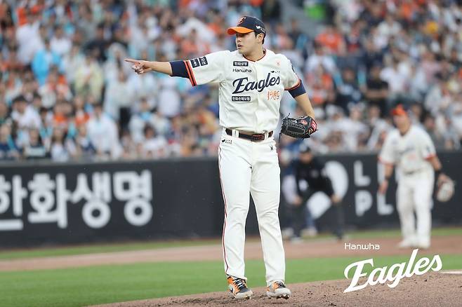 한화 투수 문동주는 19일 대전한화생명볼파크에서 열린 '2025 신한 SOL Bank KBO 리그' NC와 정규시즌 두 번째 맞대결에서 선발 등판했다. 최고 159㎞ 강속구로 5이닝 2실점 해 승리 투수가 됐다. 이로써 한화는 2007년 이후 오랜만에 선발 6연승을 질주했다. 한화 이글스