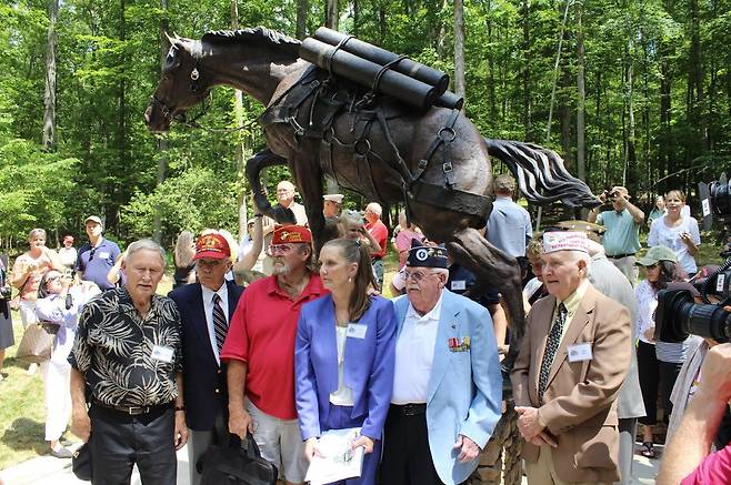 美해병 '기적의 한국전 영웅馬' 동상 헌정식 (트라이앵글<美버지니아주>=연합뉴스) 한국전 정전 60주년을 하루 앞둔 지난 2013년 7월 26일(현지시간) 오후 미국 버지니아주(州) 트라이앵글에 있는 국립해병대박물관에서 한국전에서 활약한 전설적인 영웅마(馬) '레클리스'(Reckless)의 동상 제막식과 헌정식이 열렸다. 참석한 참전용사들이 동상 앞에서 기념사진을 찍고 있다. [연합뉴스 자료사진]